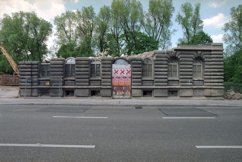 Sandsteinfassade (ehemals Willy-Brandt-Stra&szlig;e 57), gegenüber CC Kunst Galerie